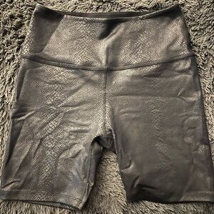 ❤️Beyond Yoga Black Snake Print Bike Shorts, EUC